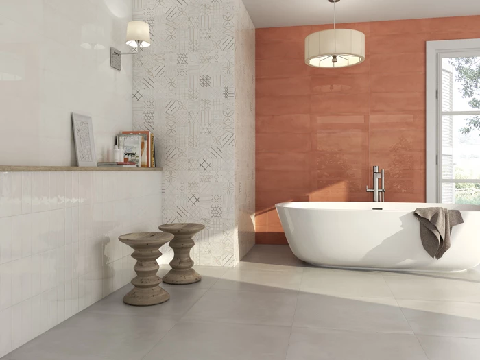 Kleurrijke expressieve badkamer met oranje uni tegels en patroontegels op de wand