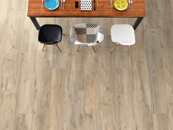 Harmonieus natuurlijke woonkamer met houtlook vloertegels