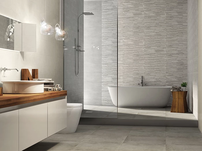 Zwart witte patroon wandtegels gecombineerd met zwarte tegels en houtlook vloertegels in moderne badkamer
