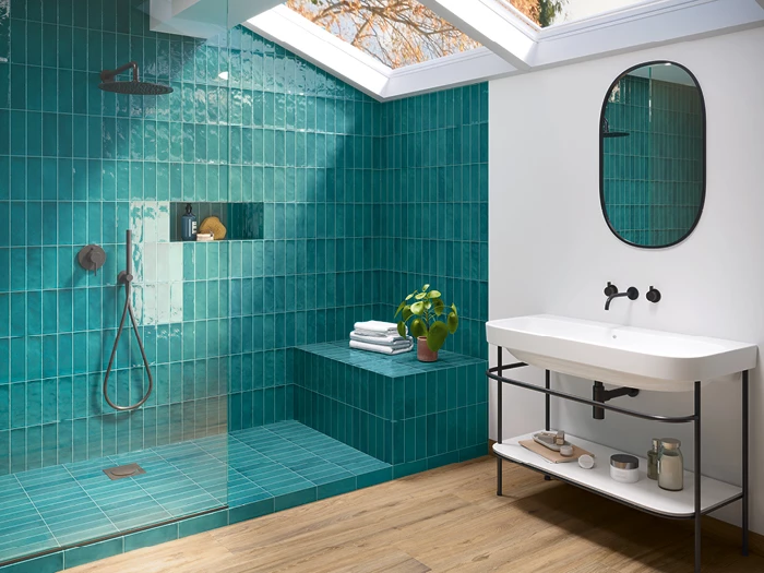 Badkamer traditioneel stoer met houtlook vloer.