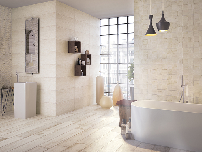 Moderne badkamer met lange wasbak en lichte houtlook vloertegels