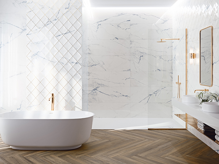 Moderne badkamer met donkerbruine houtlook tegels, beige (decor) tegels en goudkleurige tegelstrip op de wand