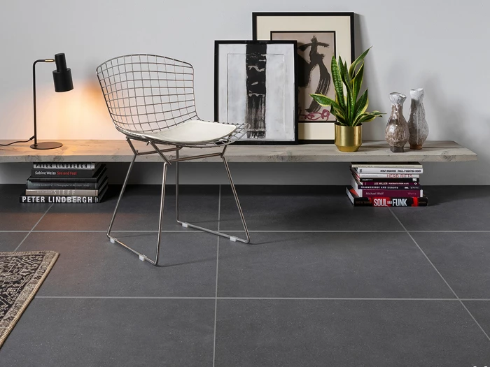 Vloertegel Motto By Mosa T1D04A Grain Dark Grey 79,7x79,7x1 | 234-991 | Jan Groen Tegels