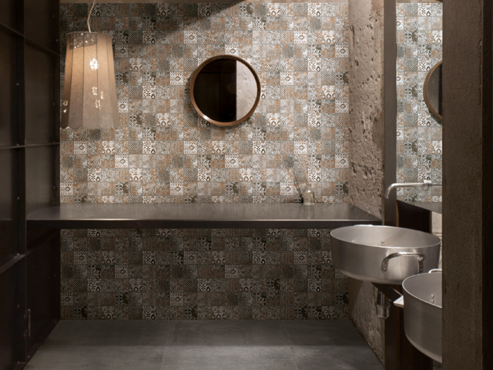 Stoere badkamer met betonlook vloertegels en vintage look patroon wandtegels