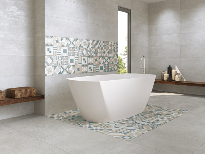 Een combinatie van betonlook tegels en patroontegels op de wand en vloer in harmonieuze badkamer
