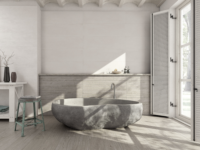 Landelijk moderne badkamer met houtlook tegels op de vloer en deels op de wand en witte betonlook wandtegels