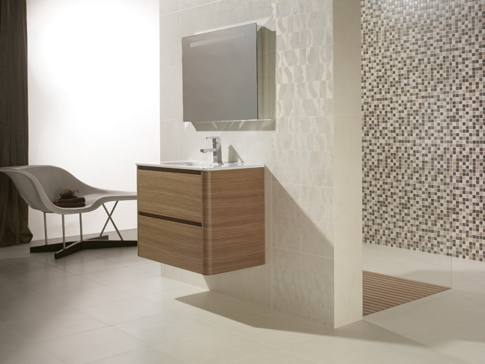 Moderne badkamer met een mix van beigekleurige vloertegels en patroontegels en mozaïek op de wand