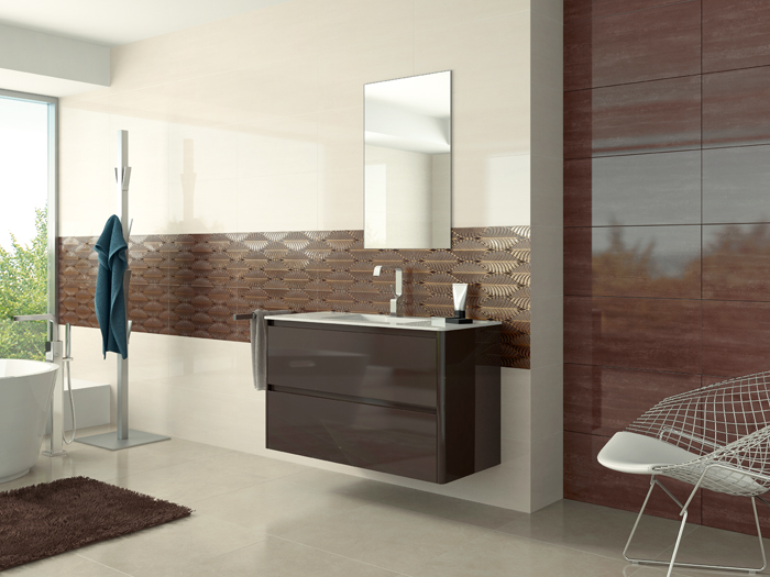 Moderne badkamer met beigekleurige vloer- en wandtegels, gecombineerd met bronskleurige decortegels op de wand